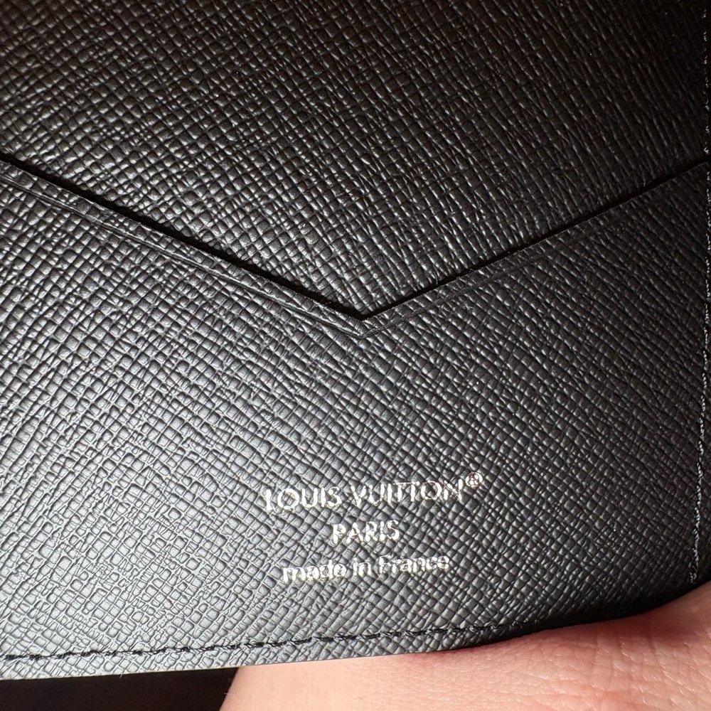 Louis Vuitton passport cover monogram eclipse - Picture 4 of 4